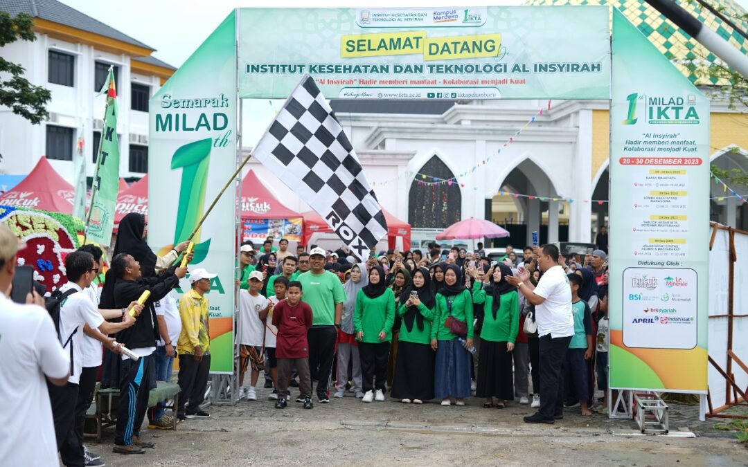 Semarak Milad Ke-1 IKTA, Ratusan Peserta Mengikuti Kegiatan Jalan Sehat Bersama Rektor IKTA